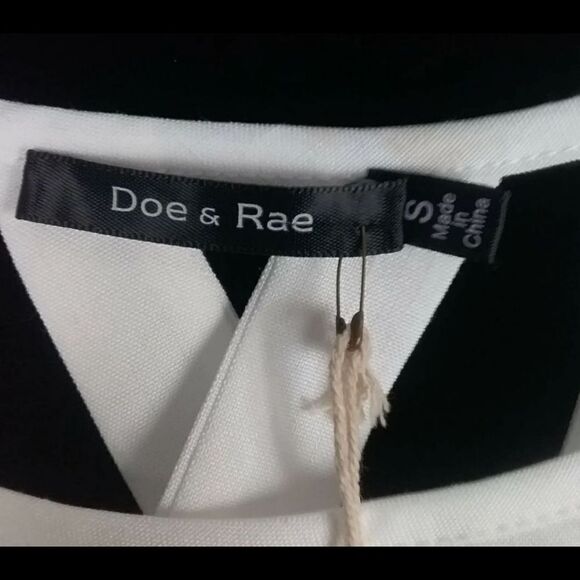 DOE & RAE WHITE CRISS CROSS OPEN BACK SLEEVELESS PEPLUM HEM BLOUSE SZ S NWT - Picture 7 of 8